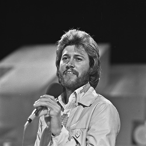 Barry Gibb singt in ein Mikrophon