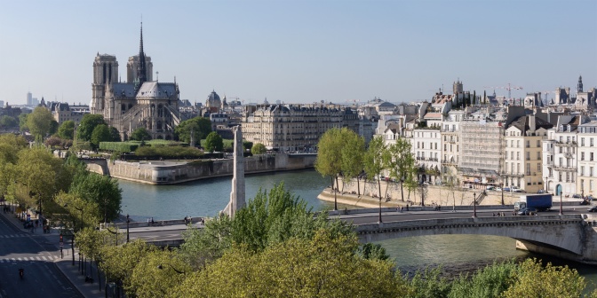 Die Seine fließt durch Paris, darin die Ile de la Cité