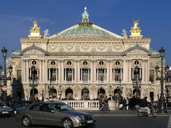 Ein großes, prunkvolles Gebäude mit Säulen und goldenen Verzierungen