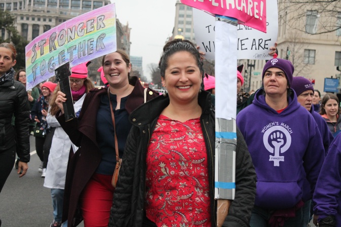 Frauen demonstrieren auf der Straße für gleiche Rechte