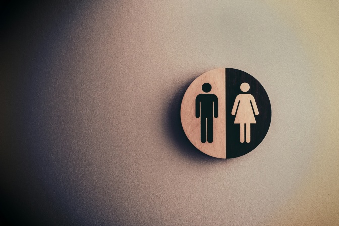 Ein Toilettenschild mit je einem Icon für die Damen- und die Herrentoilette.