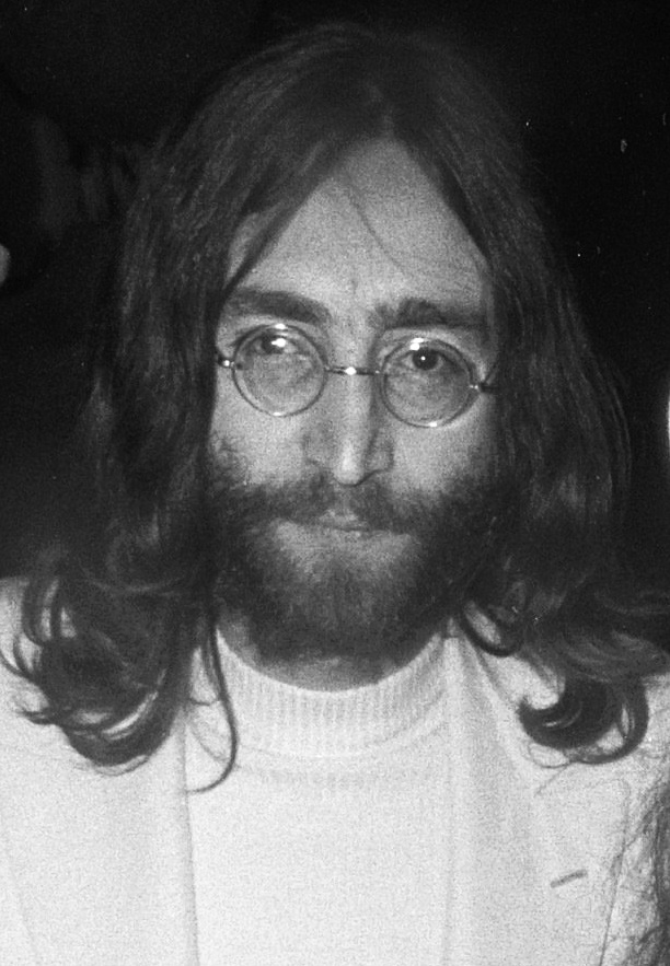 Schwarz-weiß-Foto von John Lennon mit langen Haaren und Vollbart.