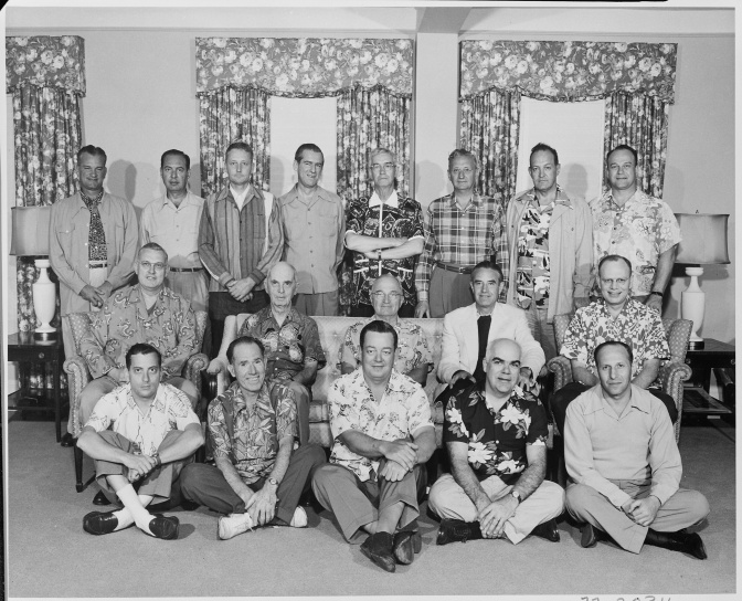 Ein schwarz-weiß-Foto einer Gruppe von Männern in Hawaiihemden