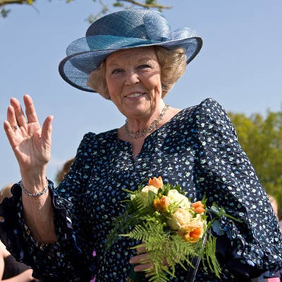 Königin Beatrix mit einem Hut und einem Blumenstrauß
