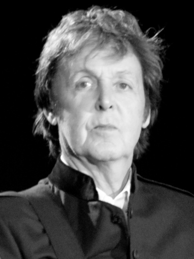 Ein schwarz-weißes Portraitfoto von Paul McCartney