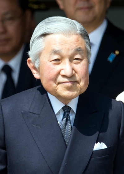 Kaiser Akihito in Anzug und Krawatte. Er hat weiße, nach hinten gekämmte Haare.