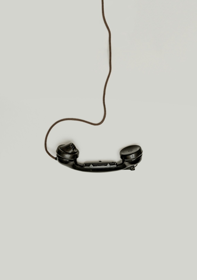 Ein schwarzer Telefonhörer an einem Kabel