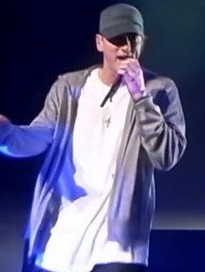 Eminem, Bild: „Eminem at DJ hero party with d12-2“ von Eminem_at_DJ_hero_party_with_d12.jpg: http://www.glenjamn.com/derivative work: MachoCarioca (talk) - Eminem_at_DJ_hero_party_with_d12.jpg. Lizenziert unter CC BY-SA 3.0 über Wikimedia Commons 