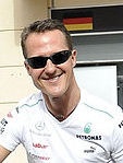 Michael Schumacher, Bild: „Micheal Schumacher Bahrain 2012“ von http://www.flickr.com/people/36951615@N06 Ryan Bayona - http://flickr.com/photos/36951615@N06/6963344738 Micheal Schumacher. Lizenziert unter CC BY 2.0 über Wikimedia Commons 