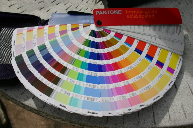 Ein Pantone Farbe-Fächer