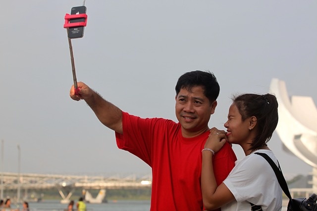 Zwei Menschen machen ein Selfie