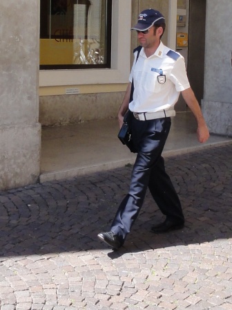 Ein italienischer Polizist in Uniform