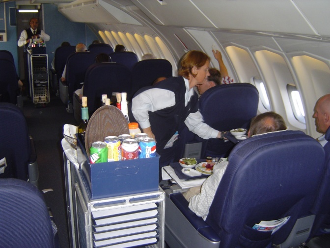 Eine Flug-Begleiterin serviert Getränke