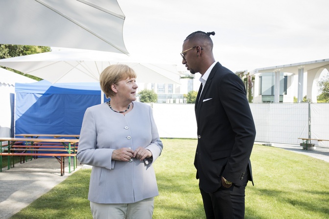 Angela Merkel interviewt Jérôme Boateng