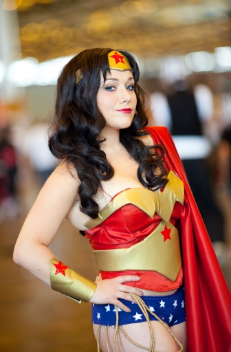Eine Frau ist als Wonder Woman verkleidet
