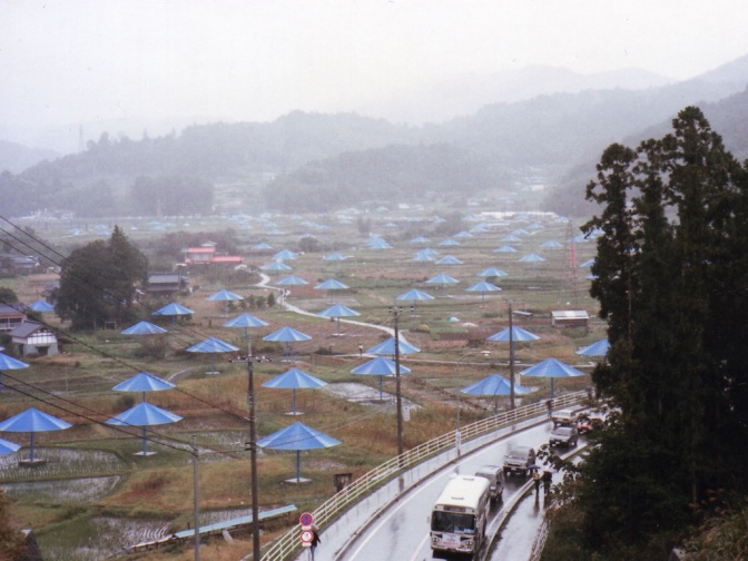 Die Schirme, ein Kunst-Werk von Christo und Jeanne-Claude
