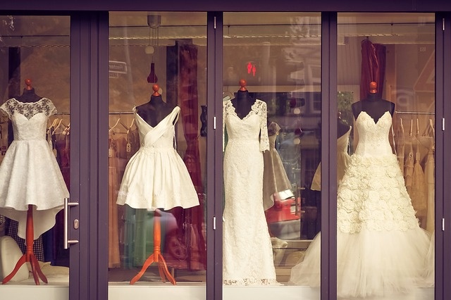 Ein Schaufenster von einem Braut-Kleid-Laden