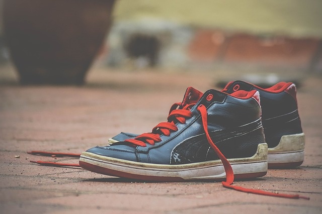 Schuhe mit roten Schnür-Senkeln