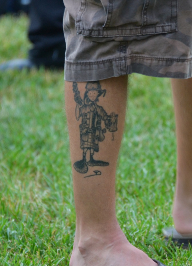 Ein Mann mit Tattoo geht baden und stirbt