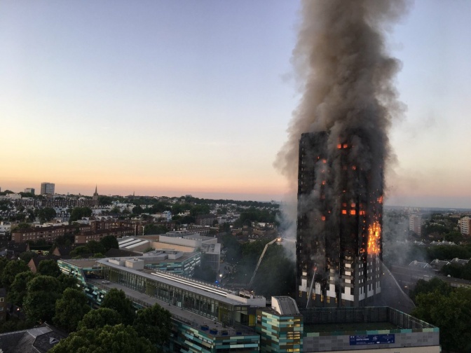 Das Hoch-Haus Grenfell Tower in London brennt