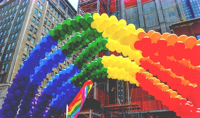 Luft-Ballons in Regenbogen-Farben