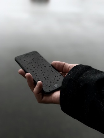Ein Handy im Regen