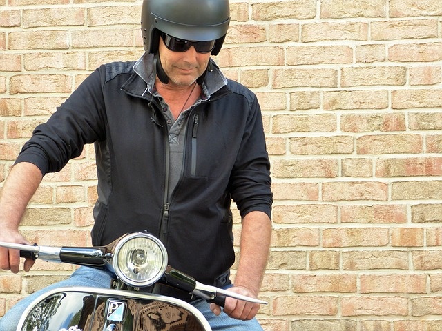 Ein Mann mit Motorrad-Helm