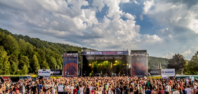 Besucher und Besucherinnen vor der Bühne beim Mini-Rock-Festival