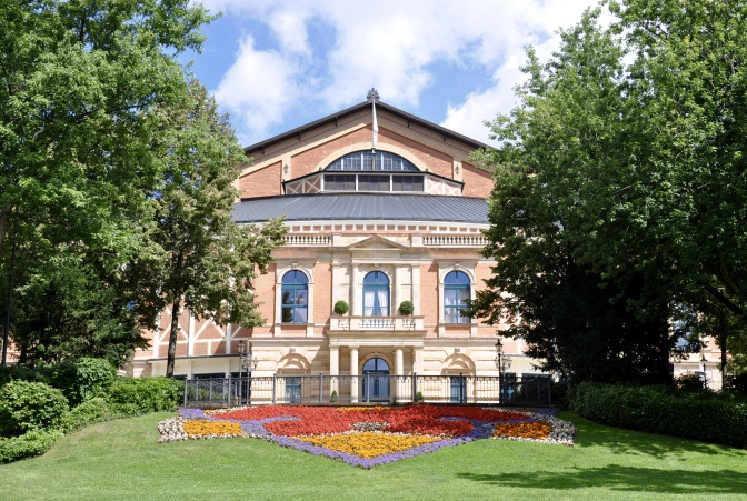 Hier finden die Bayreuther Fest-Spiele statt: Im Richard-Wagner-Festspielhaus