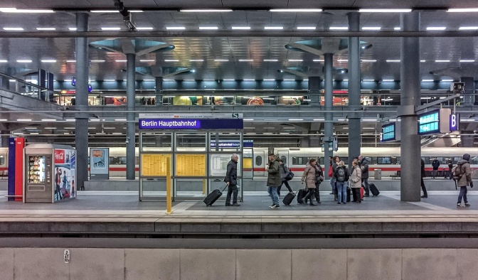 Menschen am Berliner Haupt-Bahnhof