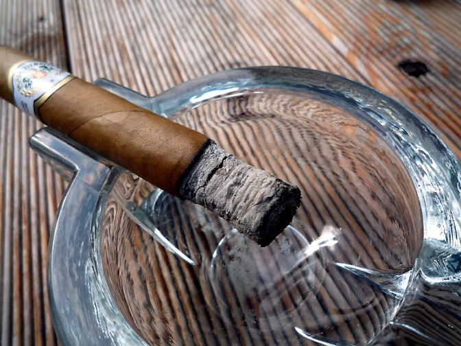 Eine Zigarre im Aschen-Becher