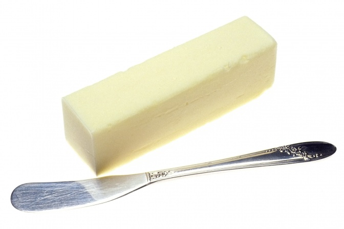 Butter mit einem Buttermesser
