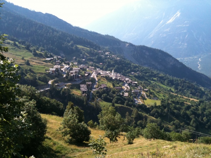 Das Dorf Albinen in der Schweiz, Häuser und eine Kirche an einem Berghang