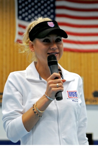 Anna Kournikova spricht in ein Mikrophon
