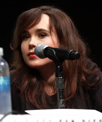 Ellen Page spricht in ein Mikrophon