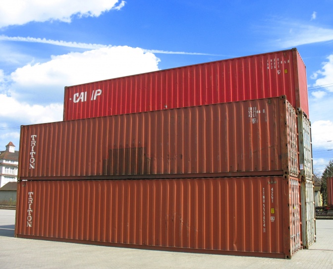 5 geschlossene Container