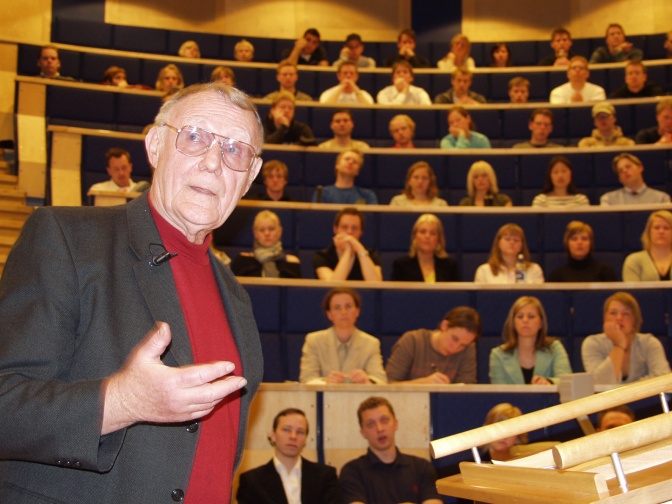 Ingvar Kamprad hält eine Vorlesung vor Studenten und Studentinnen