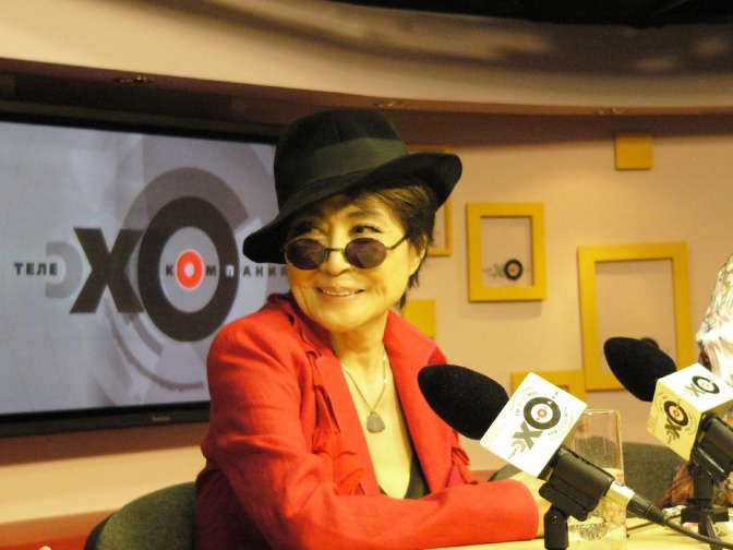 Yoko Ono gibt ein Interview in einem Radiostudio