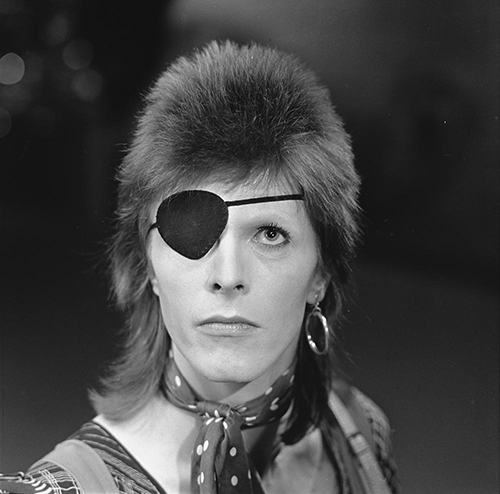David Bowie mit Vokuhila-Frisur und Augenklappe
