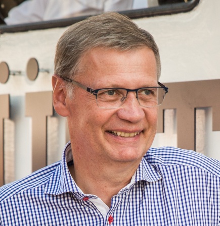 Günther Jauch in einem karierten Hemd und mit Brille