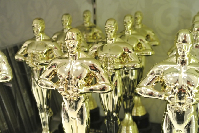 Oscar-Statuen zum Verkauf hintereinander aufgereiht