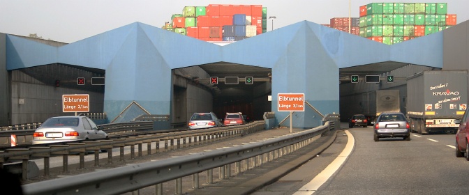 Autos fahren in den Elbtunnel in Hamburg, Einfahrt von der Südseite
