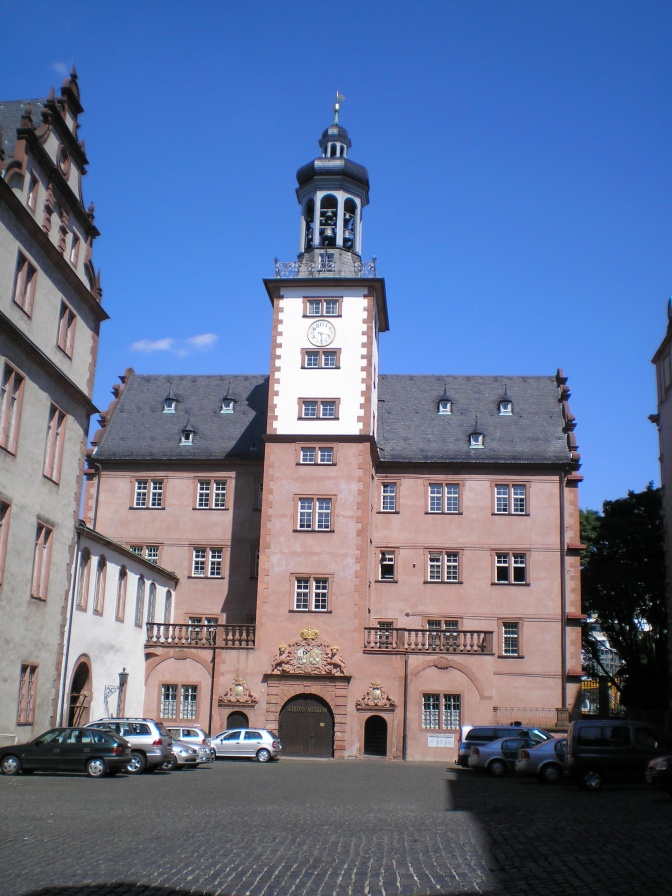 Das Schloss-Museum in Darmstadt: Ein altes Backsteingebäude mit einem Glockenturm.