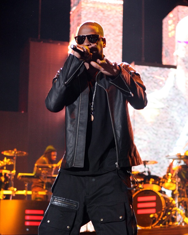 Jay-Z auf der Bühne: Er trägt schwarze Lederkleidung und eine schwarze Sonnenbrille