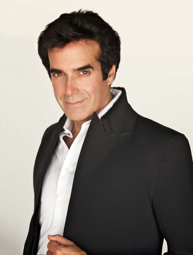 David Copperfield in einem dunklen Anzug und weißem Hemd im Halbprofil.