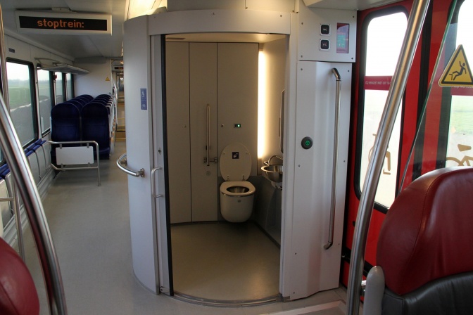 Eine Toilette in einem Zug