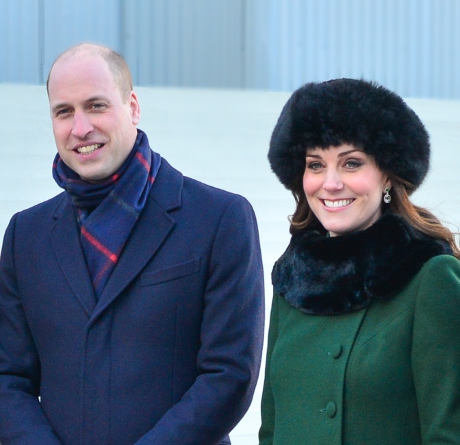 William und Kate bei einem Besuch in Schweden. Sie tragen Winterkleidung, sie unter anderem eine Pelzmütze