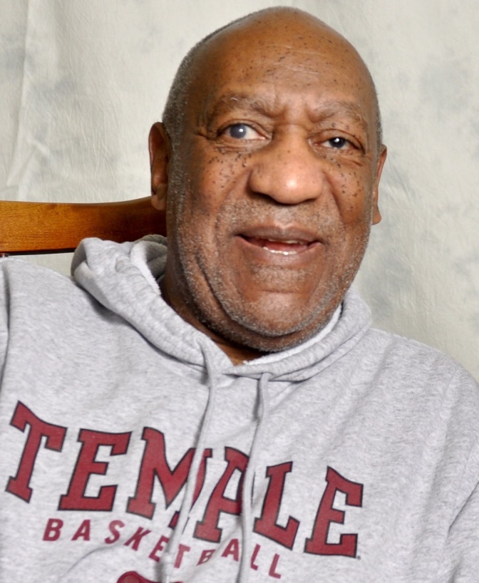 Bill Cosby in einem Kapuzenpullover mit einem Schriftzug auf der Brust