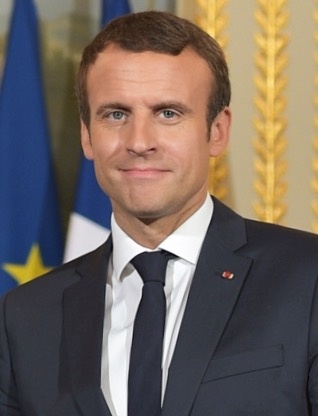 Emmanuel Macron in Anzug und Krawatte