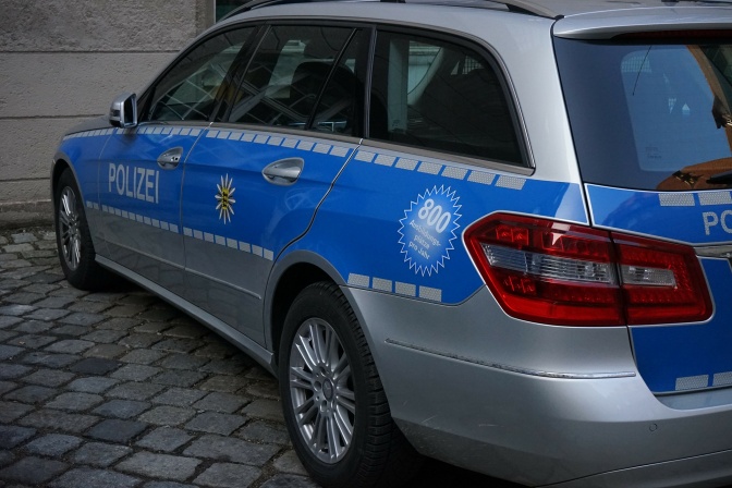 Ein geparktes Polizeiauto auf Kopfsteinpflaster